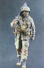 1/35 Scale US WWII Machine Gunner Resin Figure Soldier with Ammo Belts & Helmet