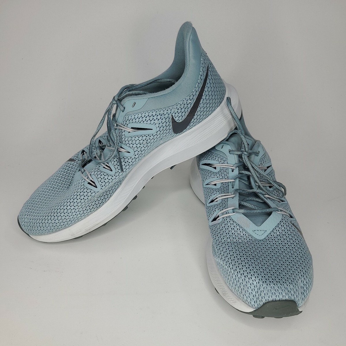 nike quest 2 on feet