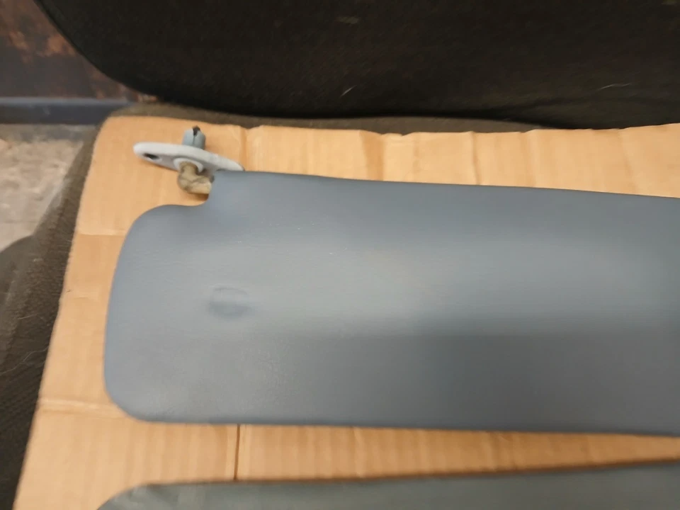 Par de quebra-sol 83-86 Nissan Pulsar Coupe preto/azul esquerda direita usado - Imagem 3 de 4