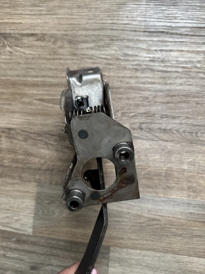 Pedal de embrague de transmisión manual Honda CR-V 1998-2001 con enchufes OEM Foto 4 de 4