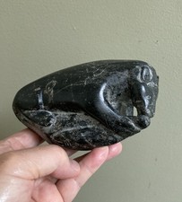 Rara scultura vintage ESKIMO ART Canada Inuit pietra ollare intagliata orso inquietante