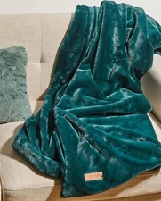 UNHIDE lil marsh knob and loop wearable blanket in EMERALD KITTEN, 50 x 60, new