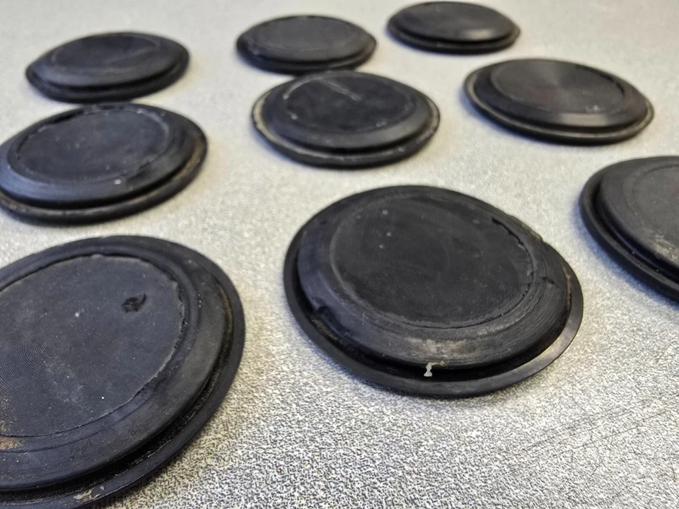 LOTE DE 9 TAPONES DE GOMA PANEL DE CARROCERÍA DELANTERA ORIGINALES USADOS BONITOS PORSCHE 914 914-6 Foto 4 de 4