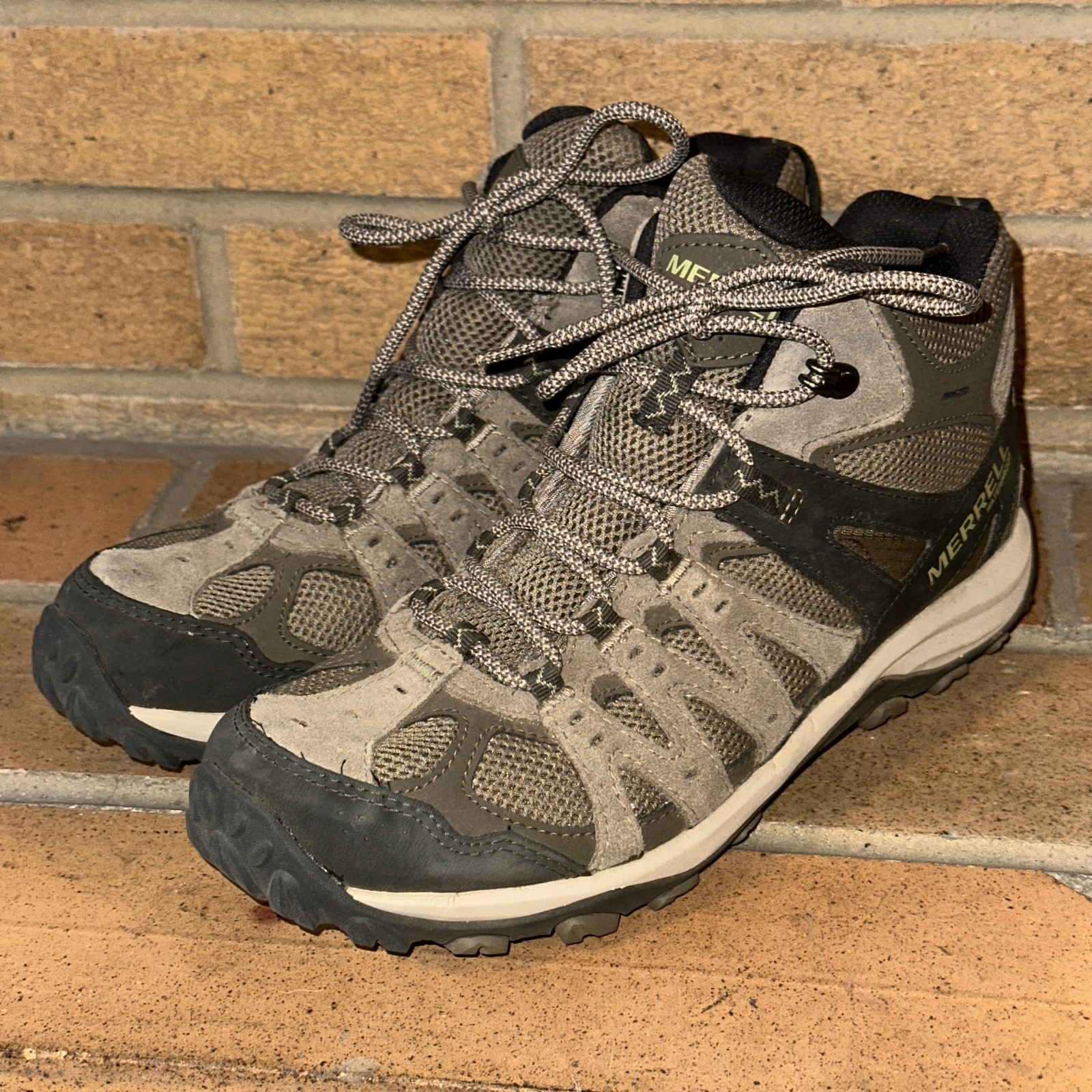 Merrell Hiking Boots Womens sz 9 Gray Accentor 3 Mid Waterproof image 2
