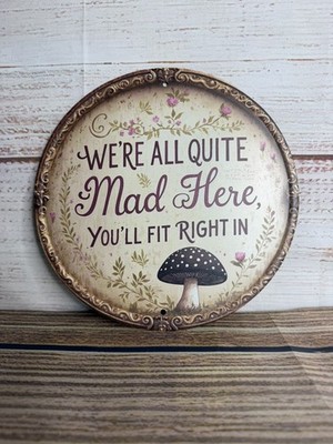 We re All Quite Mad Here Metall Wandrelief - Vintage Pilz Zitat Schild