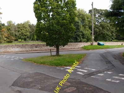 Foto 6x4 Straßenkreuzung und Grasdreieck Clipsham keine große Chance auf eine c2016