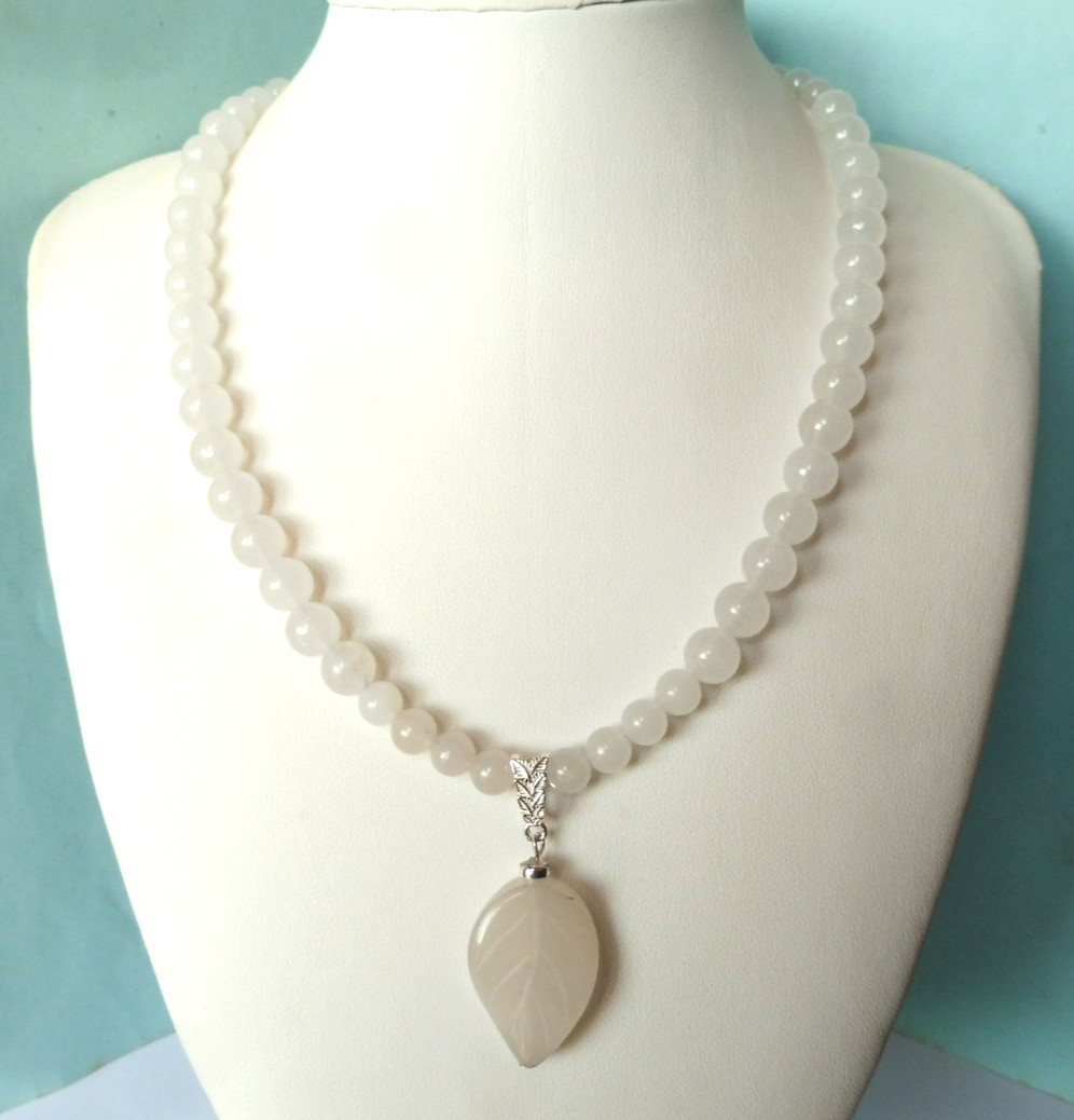 Collier en Jade blanc naturel et argent massif, un bijou précieux et intemporel