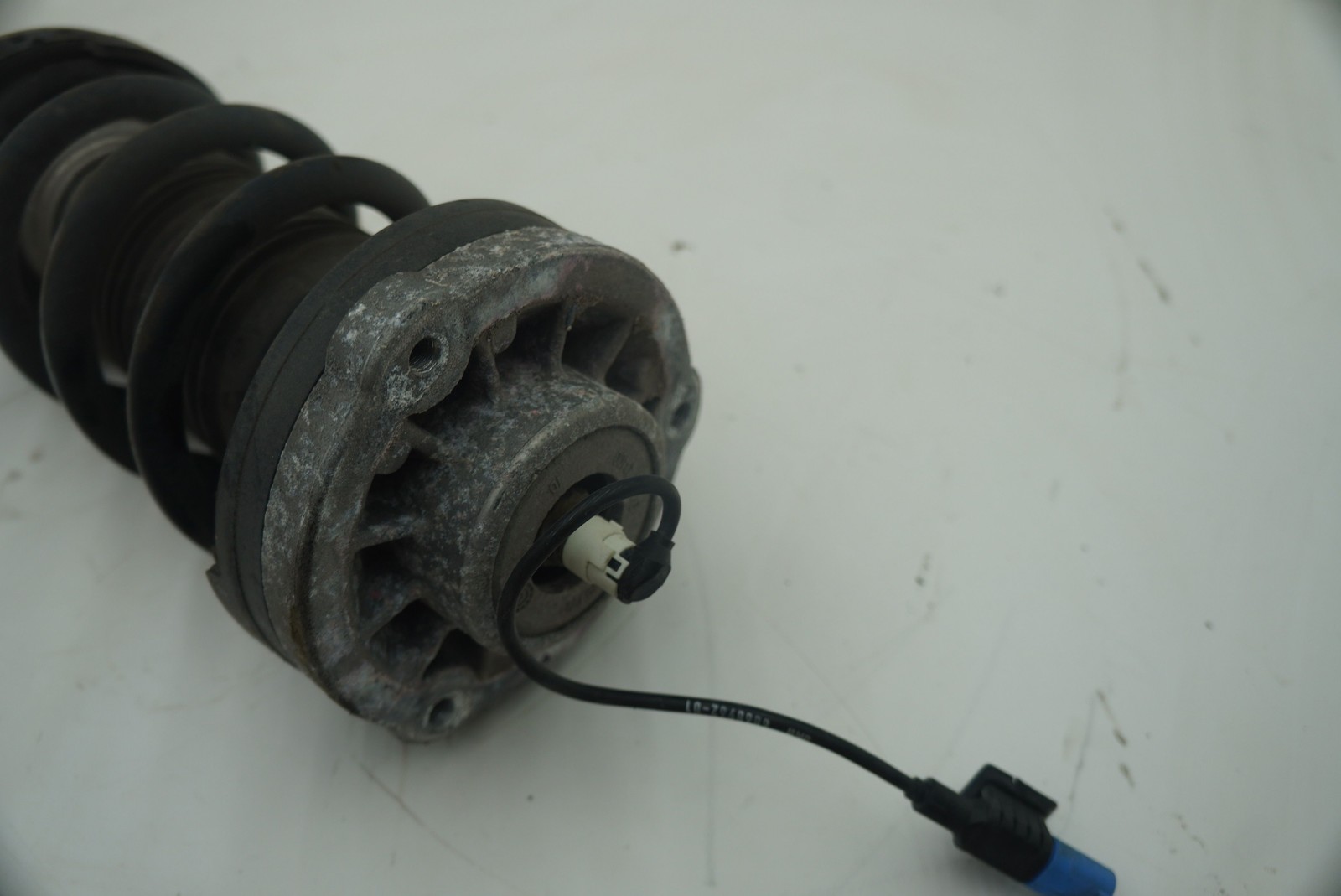 Front Suspension Right Shock Absorber Spring Coil Strut 37106859359 BMW i8 14-17