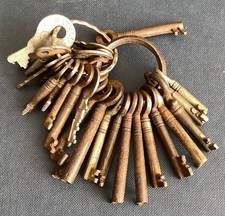 Bunch of 28 antique or vintage small keys - For Boxes? Cabinets? Drawers?