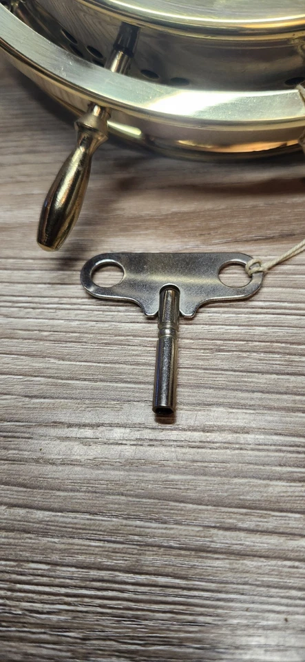 Howard Miller Rueda de Barco Campana Cuerda Reloj Alemania Movimiento Latón Estuche y Llave  Foto 3 de 4