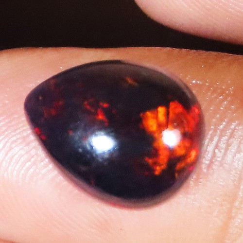 Cabochon Opale Noire éthiopienne Naturelle - Forme Poire, 11x11x3 Mm, 2.30 Carats