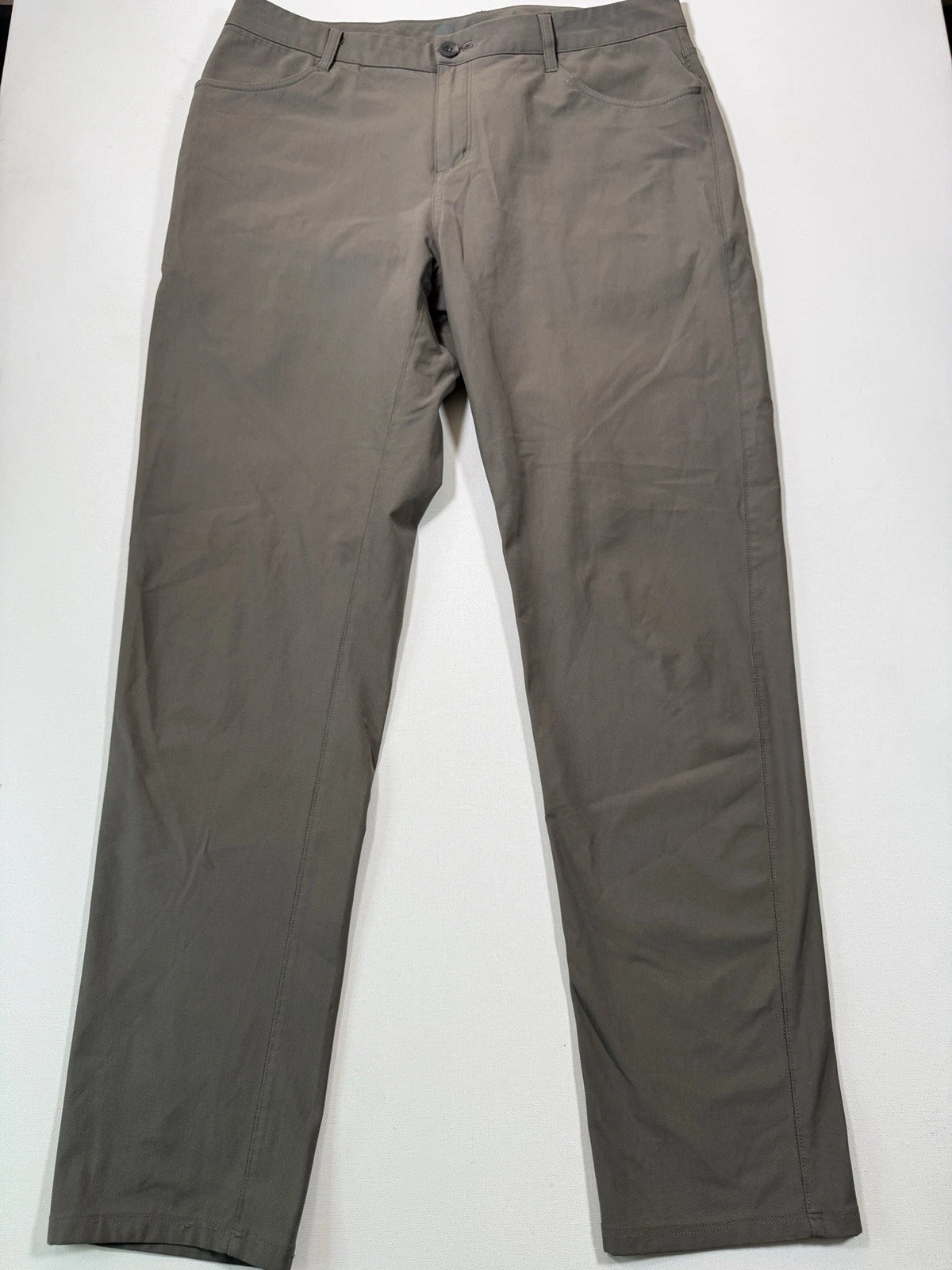 Vuori Meta Pants Mens 34x32 Gray Performance Stretch Straight Leg Casual V430