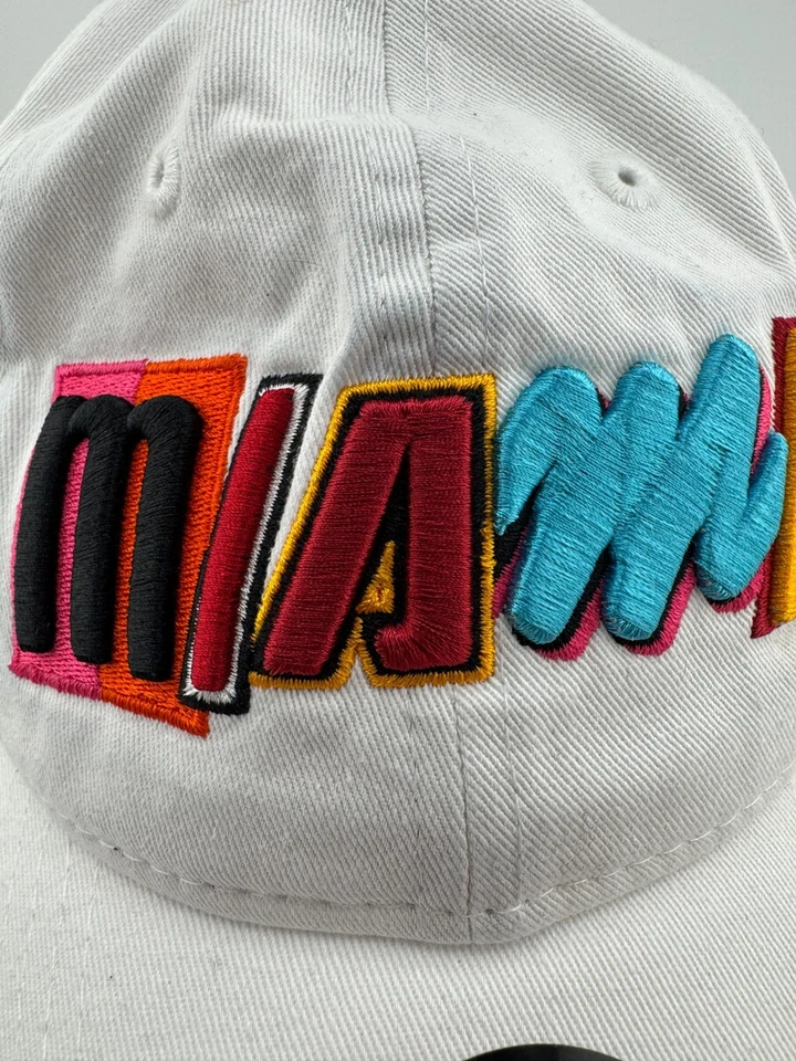 Sombrero New Era NBA Miami Heat City 9Twenty Dad Blanco Ajustable Talla Única Se Adapta a la mayoría Foto 3 de 4