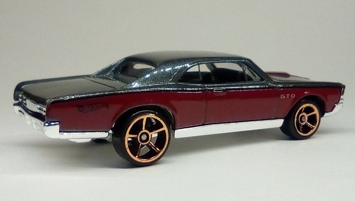 ミニカー Hot Wheels Classics 1967 PONTIAC GTO Amazon.com: hot wheels classics series 2 1967 pontiac gto