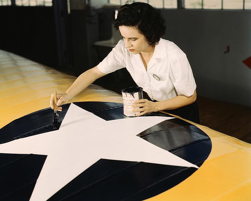 WOMAN PAINTING NAVAL AIRCRAFT INSIGNIA WWII 8x10 GLOSSY PHOTO PRINT
