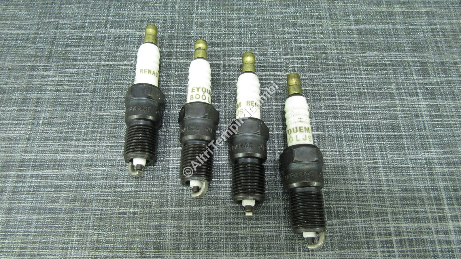 7700268704 Kit 4 Candles for Renault