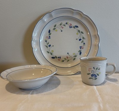 12 Pc Dish Set Floral Expressions Stoneware Stamped 4 Plates/4 Bowls/4 Mugs VTG