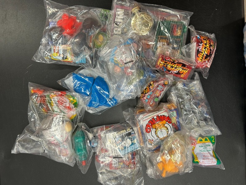 30 Kids Meal Toys (Garfield, Johnny Bravo, Clue, Muppets)