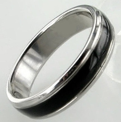 TITANIUM Highly Polished Plain Ring with Black Plated Accent Band, size 6