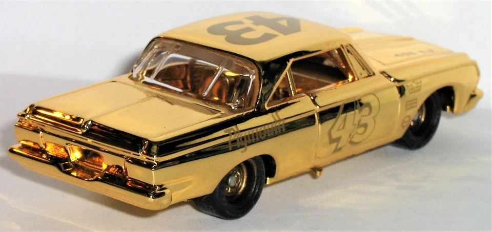 1/64 = Richard Petty / Gold / 1964 64 Plymouth Belvedere / 1er coche de campeonato Foto 2 de 3
