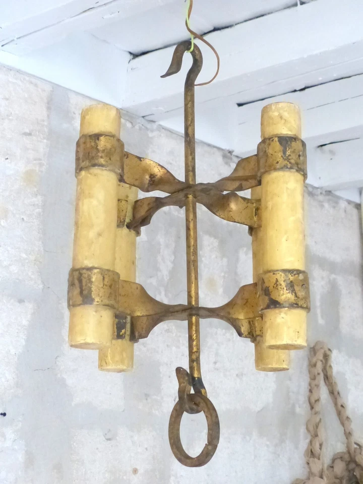 Preciosa araña de techo estilo gótico medieval francés 1900 cera de hierro dorado Foto 2 de 4