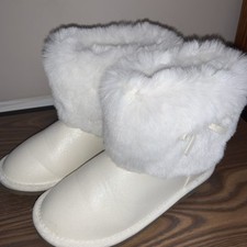 Gymboree Girls White Boots Size 2 faux fur and bows