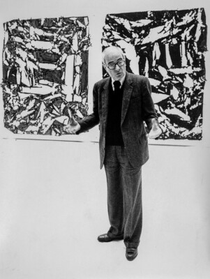 Jean Fournier, vor einem ''Tabula'' von Simon Hantaï, Galerie rue Quicampoix, 1987
