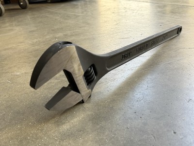 24'' Adjustable Wrench 2-1/2'' Max Jaw Opening Drop Forged Alloy Steel Spanner