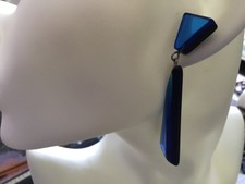 Boucles d’oreilles pendantes bleu nuit plexiglass en parfait état.
