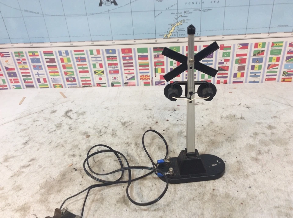 Lionel Modern Era 154 Railroad Crossing Highway Stop Signal O Gauge - Image 4 of 4