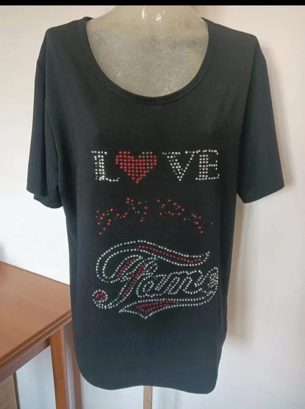 Maglia nera con strass.