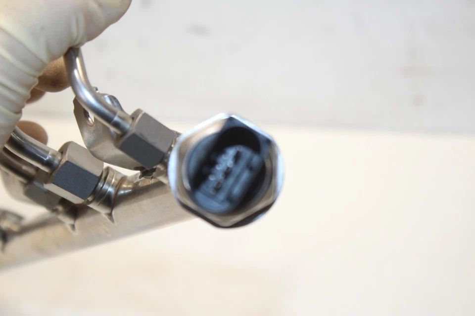 ОРИГИНАЛЬНЫЕ ТОПЛИВНЫЕ РЕЛЬСЫ 2009–2012 BMW 750Li - Изображение 4 из 4