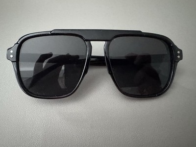 Stylische schwarze  Noname  Sonnenbrille für diesen Sommer