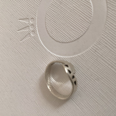 Silberfarbener versilberter Bandring mit schwarzen Dreieckeinsätzen Gr. 63