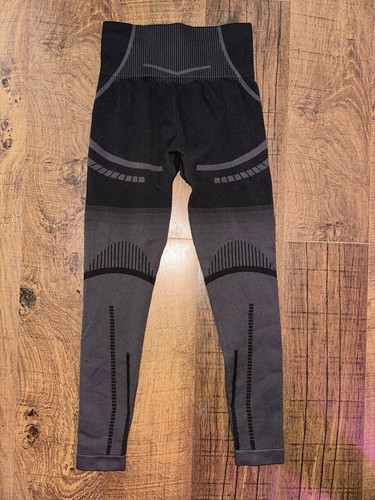 GYMSHARK BLACK & GRAY PATTERN SEAMLESS LEGGINGS! XS - Picture 4 of 4