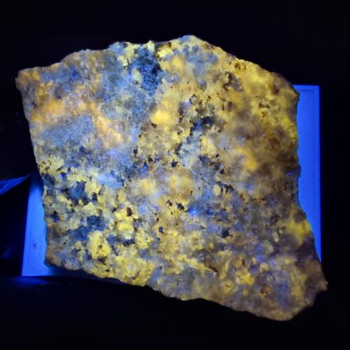 Seltener UV fluor. Quarz Stufe weiß gelb 72*64*21mm 145g aus Toscana, Italien - Picture 1 of 13