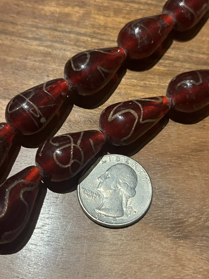 Cuentas de vidrio de arte rojo vintage oro remolino lágrima años 40 era 10 pulgadas hilo Foto 3 de 4