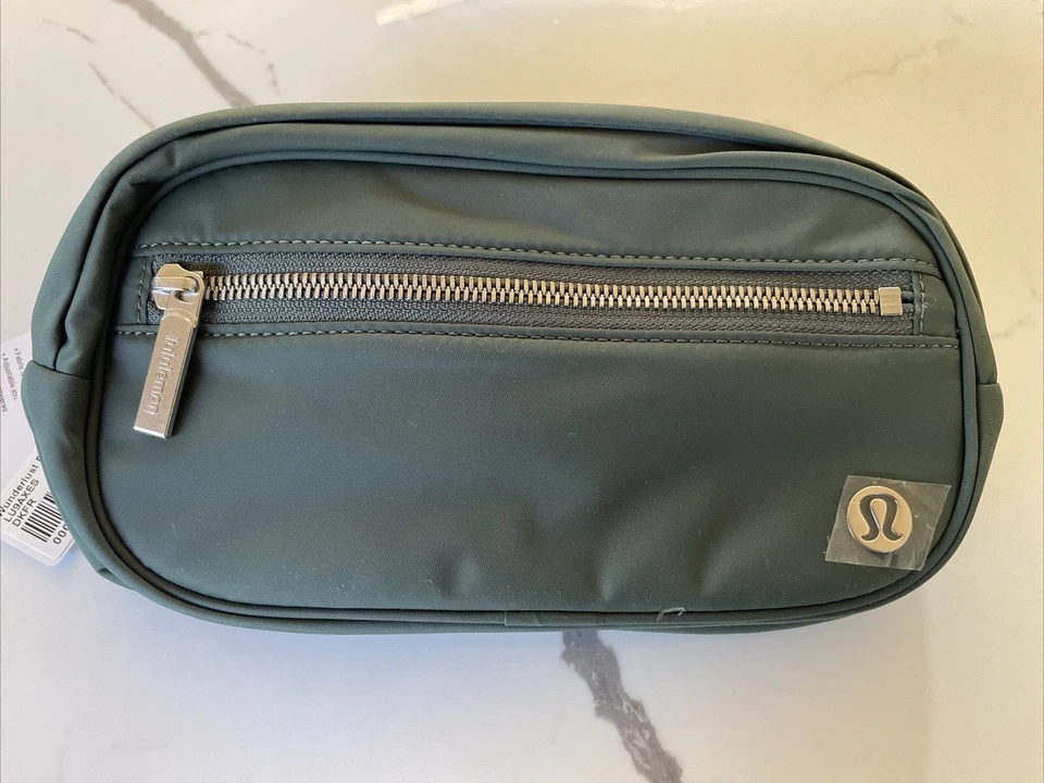 Nuevo con etiquetas Bolso Cinturón de Viaje Lululemon Unisex Wunderlust 1.8L Bosque Oscuro