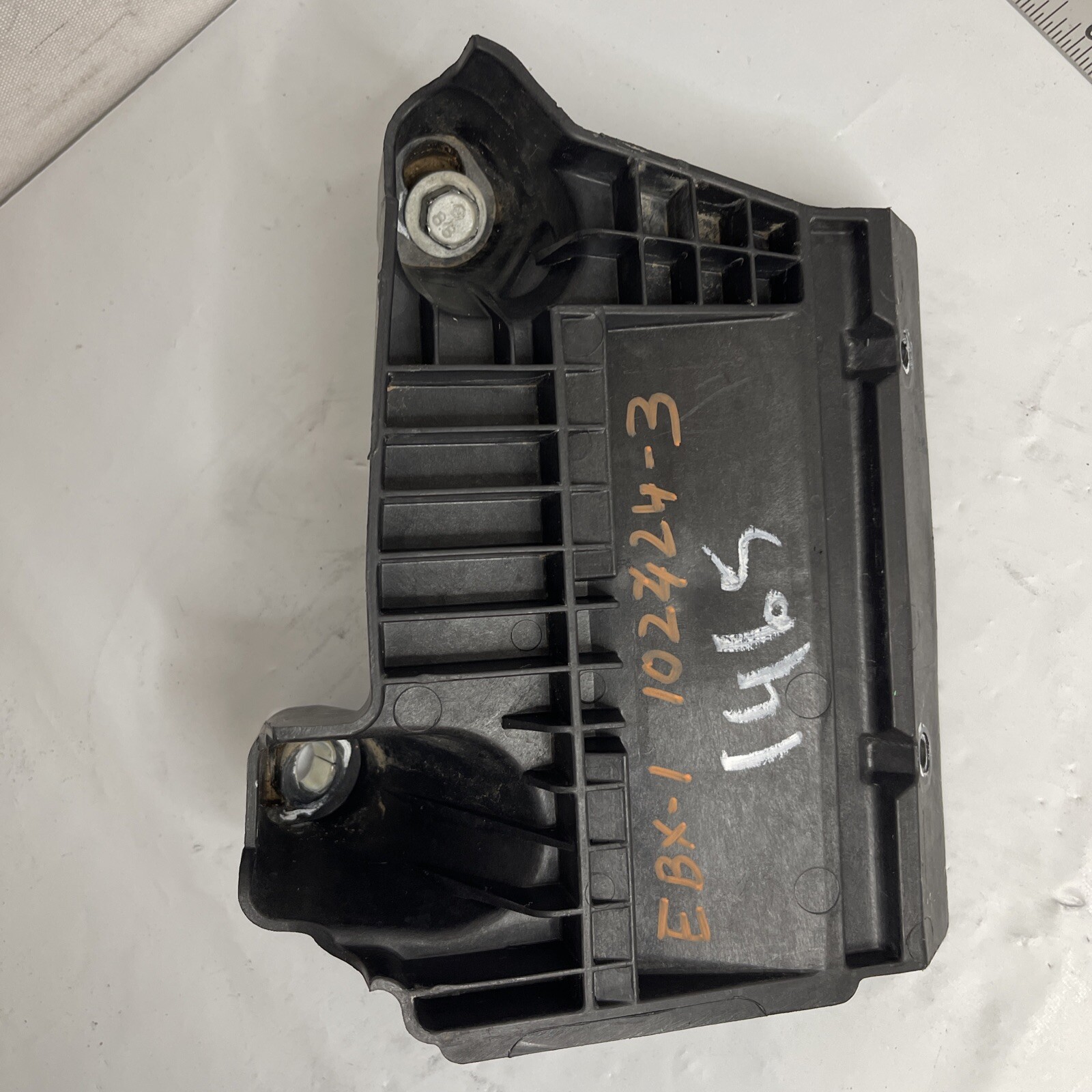 2020 FORD FUSION SE BATTERY UNDER TRAY HOLDER MOUNT BRACKET P/N DG93-10663-A