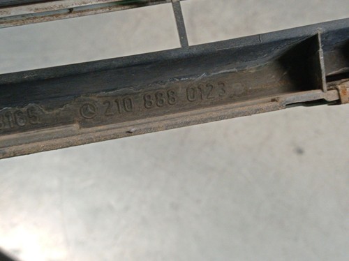2108880123 REJILLA DELANTERA / 5518635 PARA MERCEDES-BENZ CLASE E W210 E 320 - Imagen 4 de 10