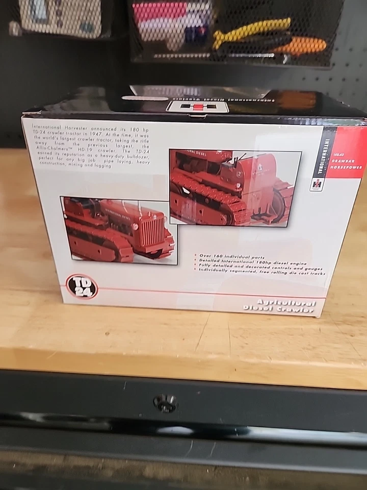 SpecCast IH International Harvester TD-24 DIESEL CRAWLER 1:25 Dozer Red Tracks - Image 4 of 4