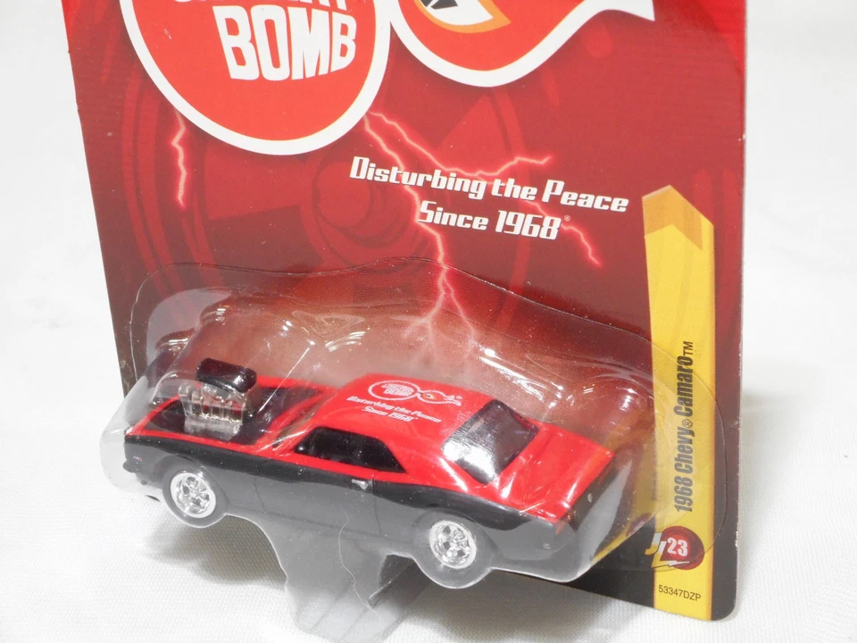 Chevy Camaro Forever 64 "Cherry Bomb" 1968 de Johnny Lightning Foto 3 de 4