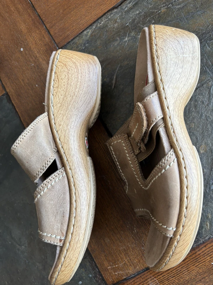 Klogs Women’s 9 Tan Leather Wedge Sandals Slip Resistant Clog - Image 4 of 4