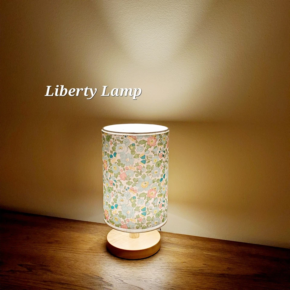Lámpara de mesa salón, lámpara de tela Liberty of London, hecha a mano en EE. UU., talla pequeña Foto 2 de 4