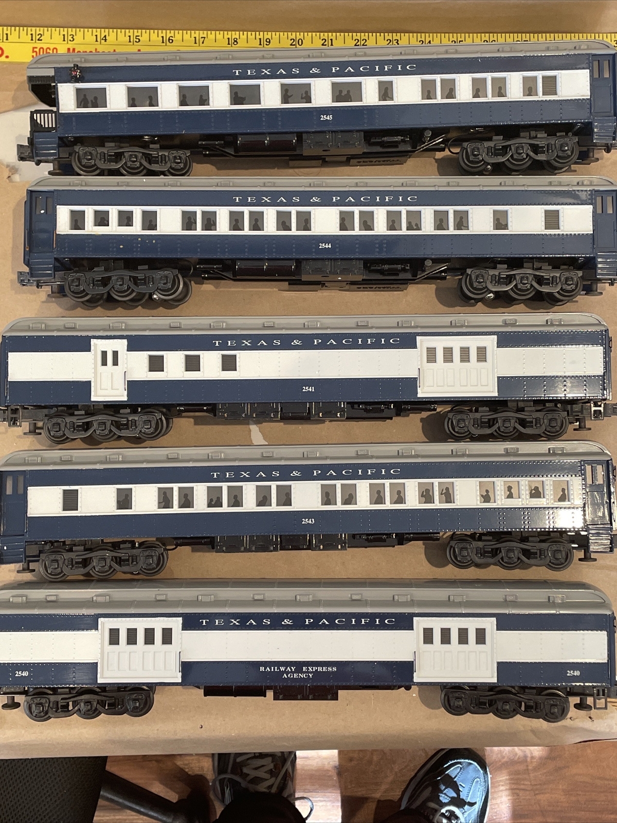Williams 72 foot scale Madison style Texas & Pacific passenger car set