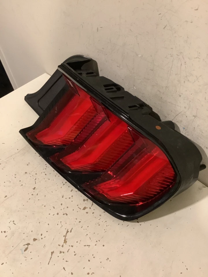 Luz trasera derecha para pasajero Ford Mustang 2015-2017 Tyc C59R-13512 TL Foto 2 de 4