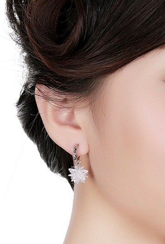 Diamond Cut Snowflake Earrings - Picture 3 of 9
