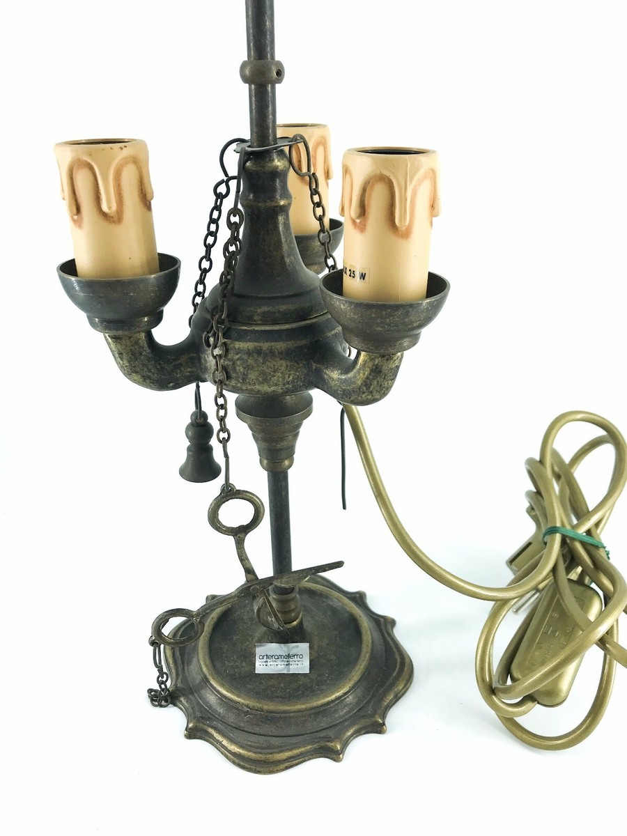 Enchères Lot 143 - Lampe à huile à trois lumières dite