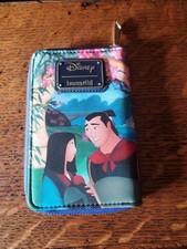 Loungefly ~ Disney Mulan ~ Mushu, Palacio Shang, Fuegos artificiales ~ Cartera con cremallera - Auténtica