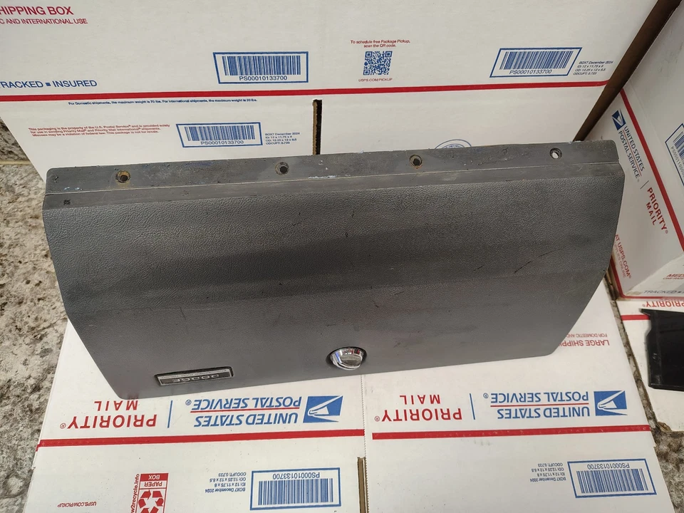 1981-1993 Dodge Ram D100 D150 D250 D350 Ram зарядное устройство грузовик перчаточный ящик OEM - Изображение 3 из 4